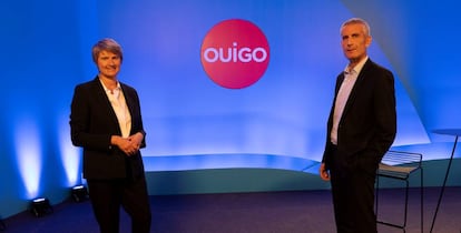 La directora general de Ouigo en España, Hèlène Valenzuela, y el director general de Voyage SNCF, Alain Krakovitch. Detrás, el logotipo del nuevo operador ferroviario Ouigo.