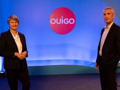 La directora general de Ouigo en España, Hèlène Valenzuela, y el director general de Voyage SNCF, Alain Krakovitch. Detrás, el logotipo del nuevo operador ferroviario Ouigo.