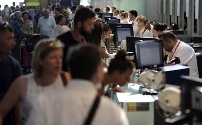 Personal de facturaci&oacute;n de Vueling atiende a los viajeros en el aeropuerto de El Prat, despu&eacute;s de que la aerol&iacute;nea haya cancelado el pasado 2 de julio una decena de vuelos con destino u origen Barcelona.