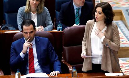 La presidenta de la Comunidad de Madrid, Isabel Díaz Ayuso (d) y su vicepresidente Ignacio Aguado (i) durante el pleno de la Asamblea el 5 de diciembre de 2019.