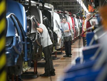 Treballadors a la fàbrica de SEAT a Martorell.