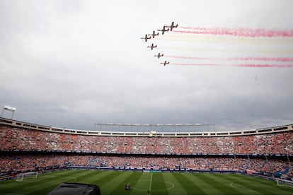 Acto para despedir el estadio Vicente Calderón. En la imagen la Patrulla Aguila sobrevuelan el estadio del Atlético de Madrid. 