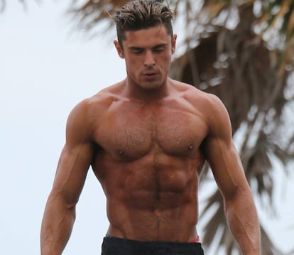 PARA QUÉ PAPEL. A sus 28 años, el californiano Zac Efron ha resurgido de sus cenizas cual Ave Fénix. Tras una espiral de vicios y excesos el actor ha encontrado en el deporte su salvavidas y el pasaporte a 'Los vigilantes de la playa', película en la que dará vida al socorrista Matt Brody.

QUÉ DIETA SIGUIÓ. Desde que Zac decidiera encarrilar su vida, el ejercicio físico y el culto al cuerpo se han convertido en su prioridad. Sigue una dieta libre de carbohidratos, y baja en grasas y azúcares, supervisada por los especialistas nutricionales ZEN Foods (entregan a domicilio los platos recién cocinados que se deben comer cada día), y va al gimnasio a levantar pesas dos horas al día. Además, el actor corre 60 minutos al día por las soleadas playas de California. Estas carreras le dan vía libre para saltarse todas las tablas nutricionales una vez a la semana para comer pizza, su plato favorito. Que no todo iban a ser sacrificios.

SU TRUCO. La primera fase de preparación para convertirse en el mazas socorrista Matt Brody se pasó nueve días de absolutamente cero carbohidratos y azúcar. Sólo hierbas orgánicas, proteínas y verduras de hojas verdes orgánicas.