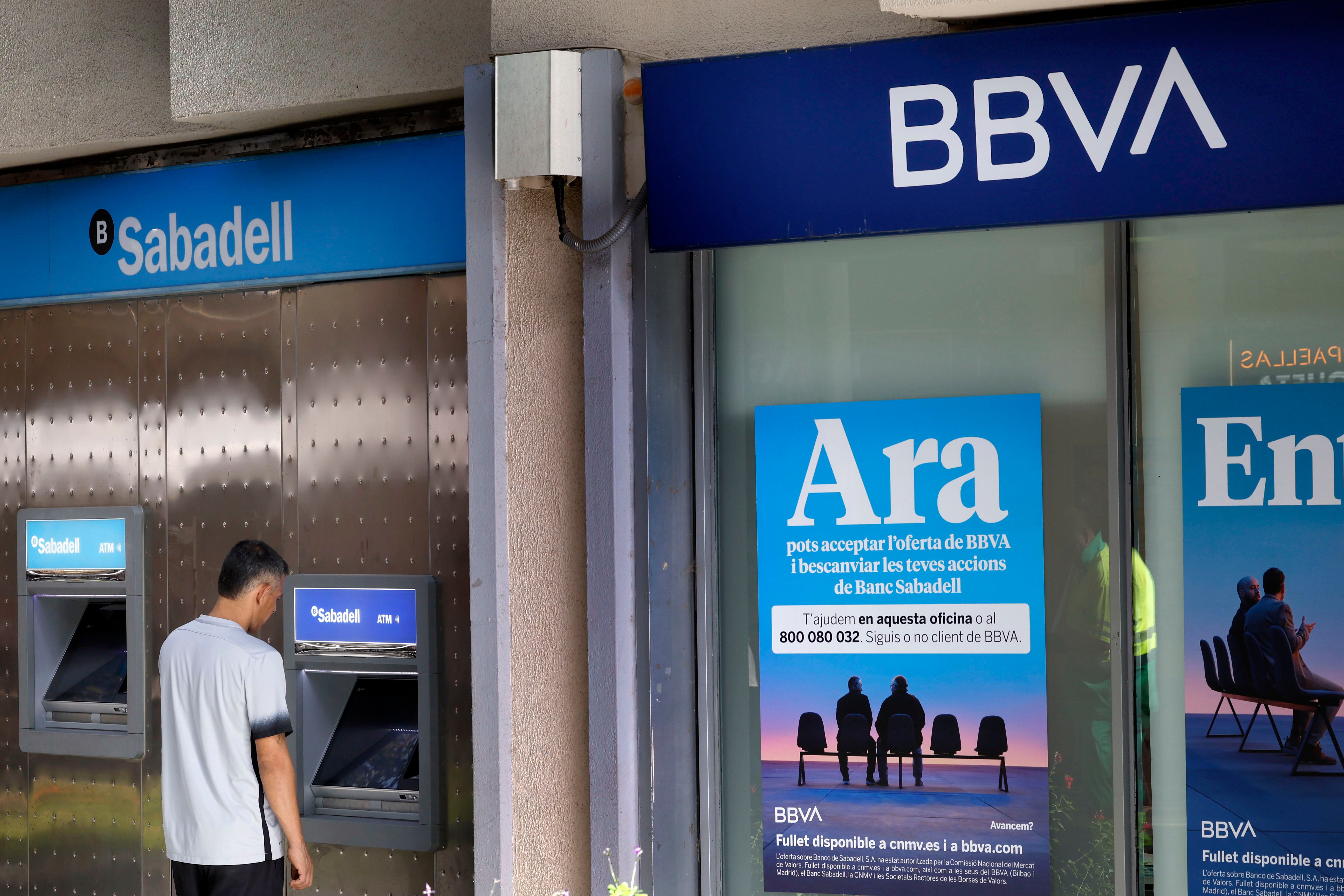Oficinas del Banco Sabadell y del BBVA en Barcelona.