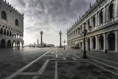 Venecia, a mediados de marzo de 2021. La placeta de San Marcos está insólitamente vacía por culpa de la pandemia de la covid-19. No hay turistas y, por las medidas de confinamiento, tampoco venecianos. A la izquierda asoma el Palacio Ducal. A la derecha, la fachada de la Biblioteca Marciana. Al frente, las dos columnas de granito que presiden esta esplanada, con San Teodoro y el león de San Marcos. La placeta, normalmente un hervidero de turistas, era antiguamente el escenario de las ejecuciones capitales, que se realizaban entre estas columnas.