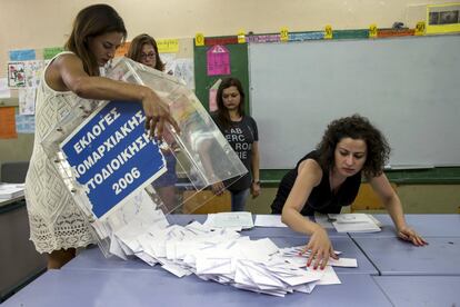 La majoria de la població grega s'ha pronunciat en contra de la proposta d'acord dels creditors. Han votat entre un 49,5 % i un 53,5 % a favor del no. A la imatge, unes dones fan el recompte de vots en un col·legi electoral en Atenes (Grècia).