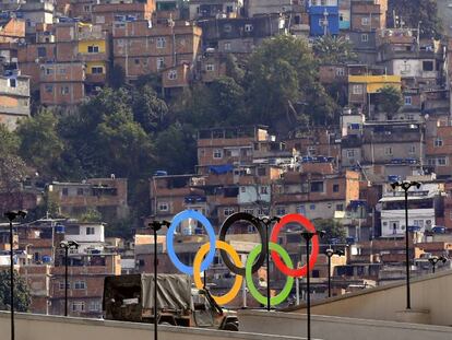 Favela perto do estádio do Maracanã.