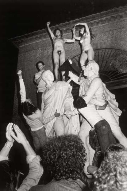 Una pareja se encarama desnuda al monumento de la plaza del Dos de Mayo de Madrid en 1976.