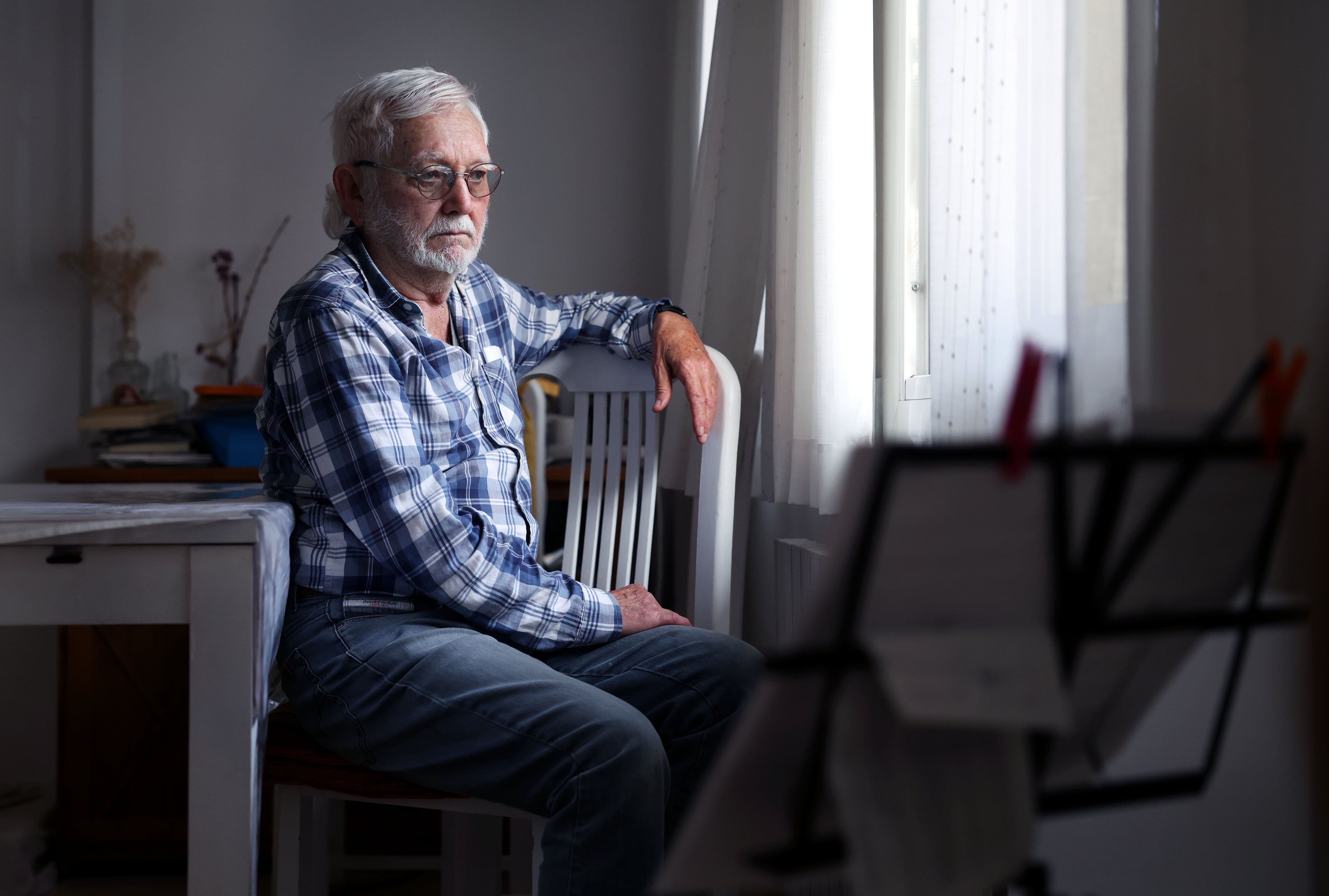 Gonzalo de Ena, antiguo profesor del colegio La Purísima de Madrid, en su casa de Zaragoza, este viernes.