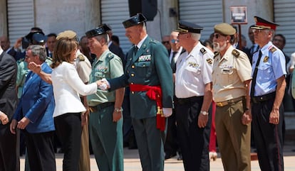 La secretaria de Estado de Seguridad, Ana Botella, saluda al nuevo jefe de la Guardia Civil en Cataluña, Pedro Garrido