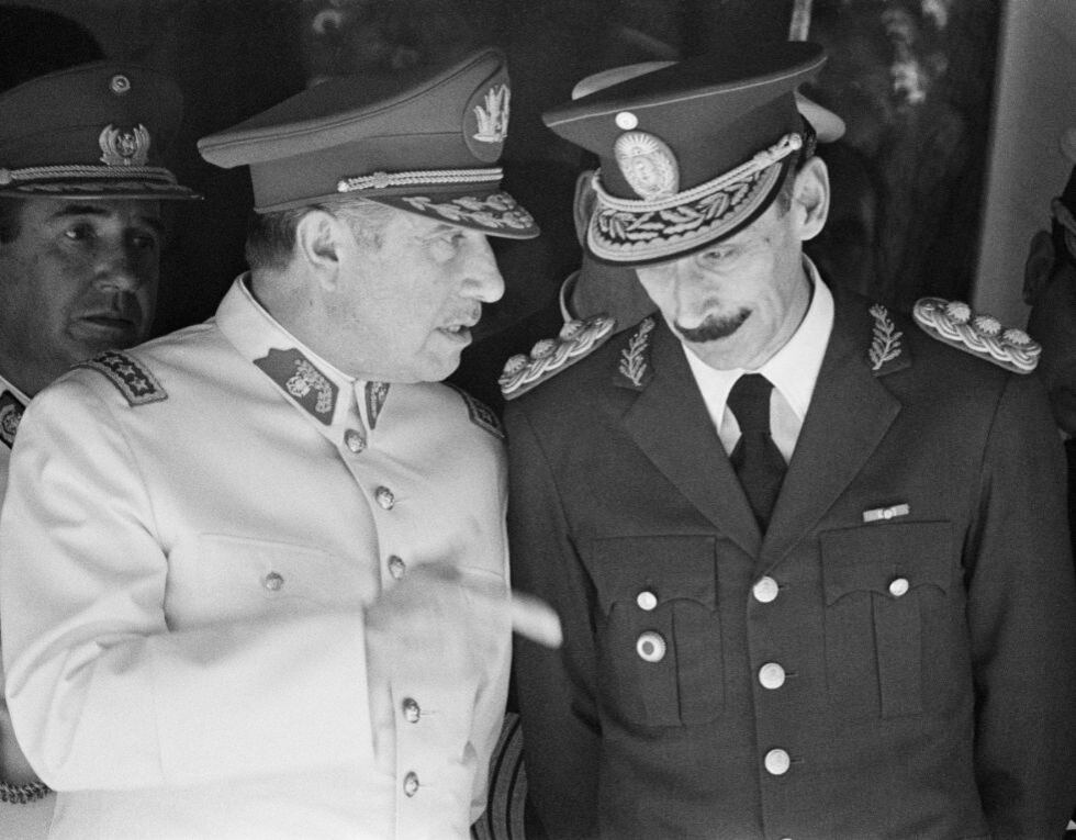 Rafael Videla junto al General Augusto Pinochet durante una visita oficial en Chile, el 15 de noviembre de 1976.  