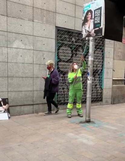 Retirada de un cartel de Junts per Catalunya en la calle de Astúries de Barcelona.