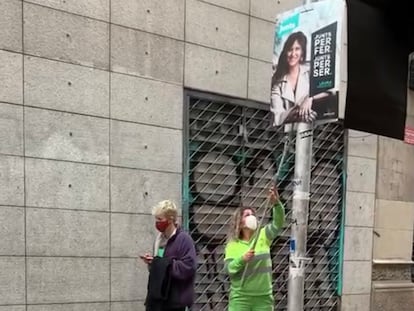 Retirada de un cartel de Junts per Catalunya en la calle de Astúries de Barcelona.