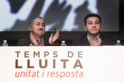 A la izquierda, el secretario general de UGT en Catalu&ntilde;a, Josep Maria &Aacute;lvarez, junto al presidente del comit&eacute; de empresa de Seat, Mat&iacute;as Carnero