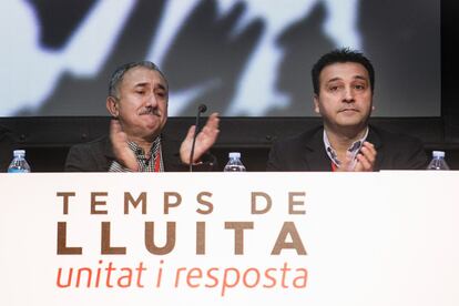 A la izquierda, el secretario general de UGT en Cataluña, Josep Maria Álvarez, junto al presidente del comité de empresa de Seat, Matías Carnero