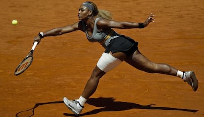 Serena Williams devuelve la bola en us partido contra Carla Suárez.