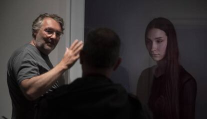 Richard Learoyd explicando una de sus enormes fotografías en la exposición de Barcelona.