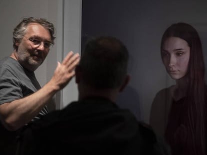 Richard Learoyd explicant una de les seves enormes fotografies a l'exposició de Barcelona.