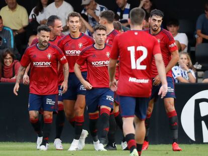 Los jugadores de Osasuna celebran un gol durante un amistoso ante la Real Sociedad, en Irún el pasado viernes.