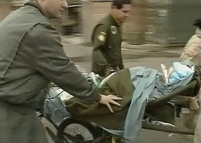 Imagen tomada de CNN+ del traslado, efectuado ayer, del militar herido al avión medicalizado.