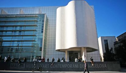 Parte de la fachada principal del MACBA de Barcelona.