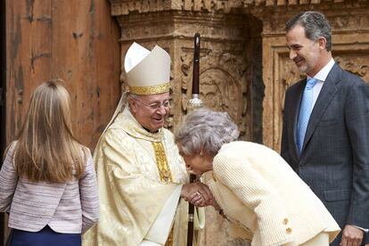 Doña Sofía saluda al obispo de Mallorca en presencia del Rey.