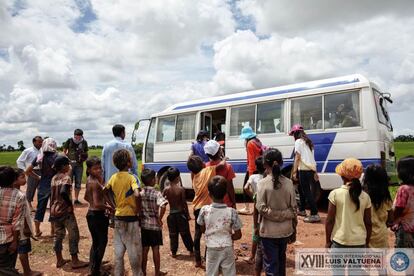 Un camión cargado de residuos llega hasta el basurero de Siem Reap (Camboya). Se estima que en este lugar trabajan unos 20 menores de edad con sus familias. El autobús de turistas se marcha dejando atrás a los niños, a los que les han dado caramelos y con los que se han hecho fotos. Turistas coreanos, ingleses y japoneses visitan habitualmente el basurero de Siem Reap (Camboya).