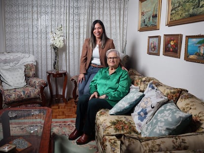 Cándida Rey, de 87 años, y Andrea Ramírez, de 37 años, en la casa donde conviven en Madrid.