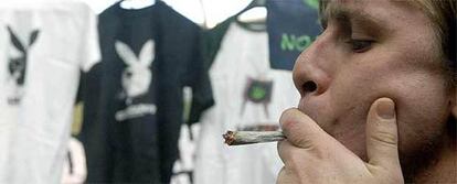 Un joven fuma un cigarrillo de marihuana en el III Foro sobre el Cáñamo y las Tecnologías Alternativas.