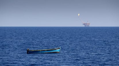 Tras el rescate de siete personas, una patera queda a la deriva al norte de la costa de Libia.