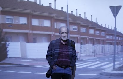 German Hans Haacke stands in front of a video at his Castillos en el aire show, about the property bubble in Ensanche de Vallecas, at the Reina Sof&iacute;a Museum this week.inmobiliaria que critica abiertamente en esta muestra, surgida tras su visita el a&ntilde;o pasado al Ensanche de Vallecas.(DVD 542)