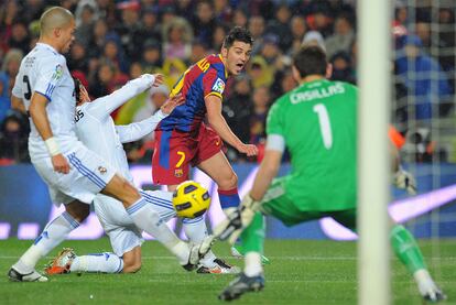 A los diez minutos del gol de Xavi, el equipo de Guardiola es dueño del balón. Villa crea otra jugada de gol por la izquieda que remata Pedro. Éxtasis en el Camp Nou tras el gol del canterano.