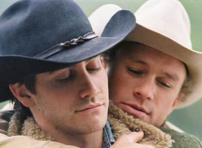 Los actores Jake Gyllenhaal (izquierda) y Heath Ledger, en una escena de <i>Brokenback Mountain</i>.