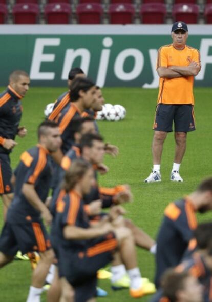 Ancelotti dirige el entrenamiento en Estambul.