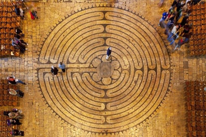 Su construcción finalizó 26 años después del incendio de 1194. Lo más curioso de esta obra gótica es el laberinto del pavimento situado en la nave de la catedral (en la foto): consta de 11 círculos concéntricos y tiene la particularidad de tener casi el mismo diámetro que el rosetón oeste. La distancia del rosetón al suelo y la que separa la entrada con el laberinto es la misma, por lo que si la fachada se extendiera sobre el suelo, el rosetón coincidiría con el laberinto. Normalmente, esta nave está llena de sillas y una gran parte del laberinto queda tapado por ellas. Sin embargo, todos los viernes desde febrero (o marzo según la cuaresma) a noviembre se vacía para su visita. Por obras de restauración, permanece cerrado hasta el 30 de junio de 2016.