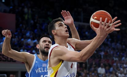 Kostas Papanikolaou defiende ante Jaime Pradilla en un lance del partido
