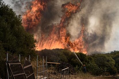 Un bombero combate el fuego en Dikella, un pueblo en la parte occidental del municipio de Alejandrópolis , este miércoles. 