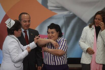 La actriz Carmen Salinas recibe la vacuna contra la influenza A H1N1, la acompañan el expresidente de México Felipe Calderon Hinojosa y Margarita Zavala. En enero de 2010.