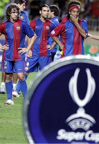 Los jugadores del Barça, tras perder la Supercopa.