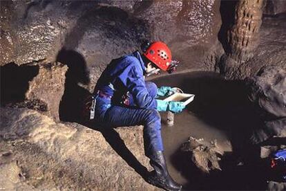 Búsqueda de batinelas en la cueva más grande de España, Ojo Guareña en Burgos.