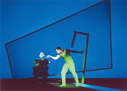 Escena de 'Woyzeck', de George Büchner, con montaje de Bob Wilson para la versión musical de Tom Waits, en el Festival de Otoño de Madrid de 2001.