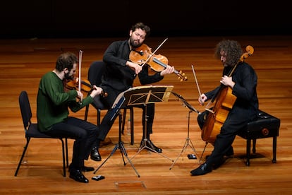 Los músicos Ilya Gringolst, Lawrence Power y Nicolas Altstaedt, durante el concierto.