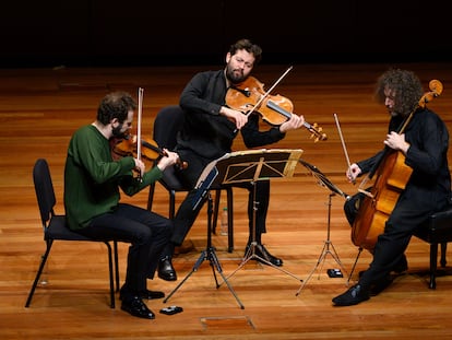 Los músicos Ilya Gringolst, Lawrence Power y Nicolas Altstaedt, durante el concierto.