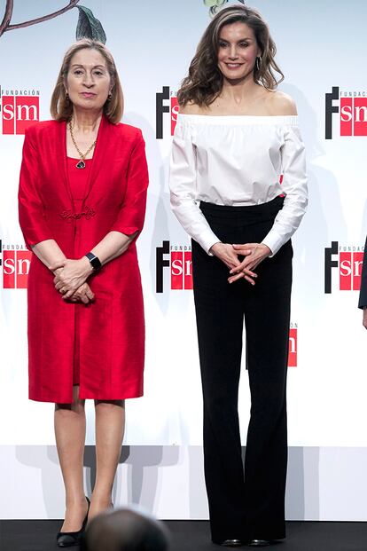 Para asistir a la entrega de premios 'Barco de Vapor' y 'Gran Angular' de editorial SM, Doña Letizia apostó por un estilismo bicolor formado por top con escote Bardot (muy en tendencia) y pantalones negros de Uterqüe, su hermana favorita del grupo Inditex.