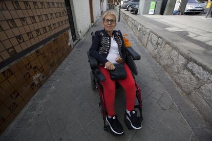 Maite Corbacho, vecina de Entrevias, tiene un 97% de discapacidad. Sufrió un ictus hace diez años y desde entonces se desplaza por el barrio en silla de ruedas. Cada día se enfrenta a las barreras arquitectónicas en la puerta de su casa que le impiden desplazarse con autonomía. Solo con la ayuda de algún vecino puede acceder a su casa.