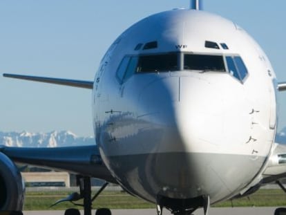 Un avión aterriza en un aeropuerto.