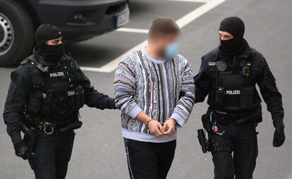 La policía traslada a un detenido al tribunal provincial de Dresde, tras las redadas relacionadas con el robo de las joyas de la Bóveda Verde el año pasado.