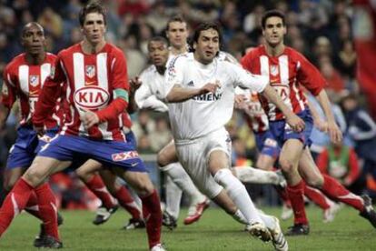 Torres y Raúl, a la salida de un córner a favor del Madrid en el <i>derby</i> del sábado.