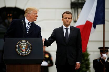 Emmanuel Macron sujeta la mano de Donald Trump durante la ceremonia de bienvenida en el Jardín Sur de la Casa Blanca, el 24 de abril de 2018.