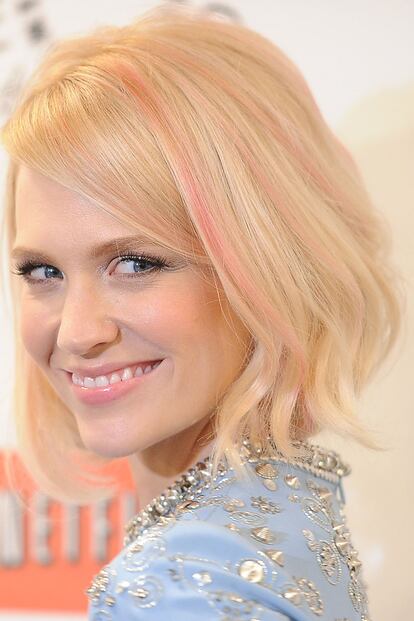 Si te atreves con el rosa, una de las tendencias más fuertes de la temporada, la opción de January Jones antes de teñirse de cobriza, es la mejor para todas aquellas que tienen miedo a excederse. Basta con un discreto mechón destacando entre el resto de la melena. Ya verás cómo tu jefe ni se da cuenta.